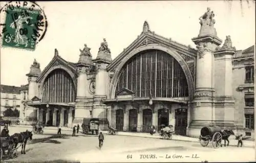 Ak Tours Indre et Loire, Bahnhof, beeindruckende Fassade, Reiter, Wagen,  