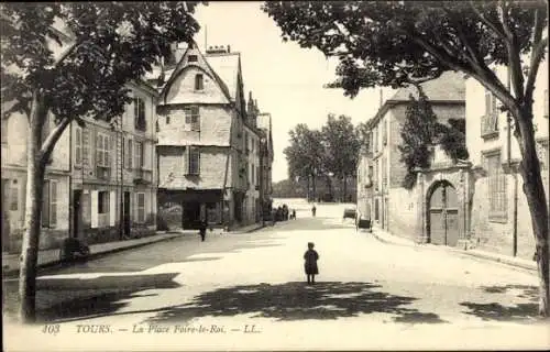Ak Tours Indre et Loire, Ansicht der Place Foire-le-Roi,  Architektur, Baumreihen, ruhige Straße