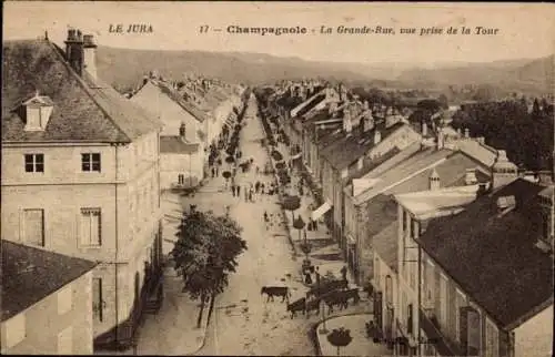 Ak Champagnole Jura,  La Grande-Rue, Blick von der Tour, Straßenszene, Kühe, Menschen