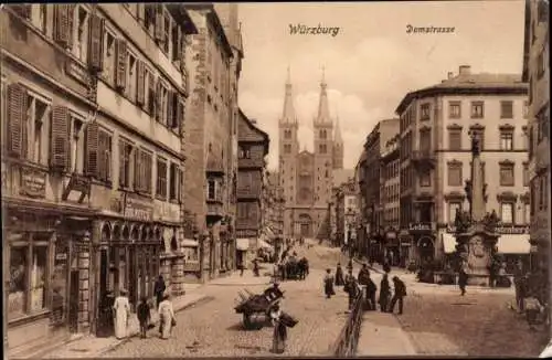 Ak Würzburg am Main Unterfranken, Domstraße,  Gebäude, Personen auf der Straße, Marktplatz