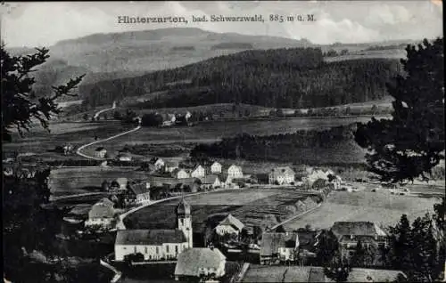 Ak Hinterzarten im Schwarzwald, Panoramablick auf  Schwarzwald, Kirche, Felder, Wälder