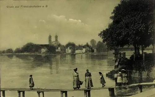 Ak Friedrichshafen Bodensee, Flusspartie, Holzsteg, Fußgänger