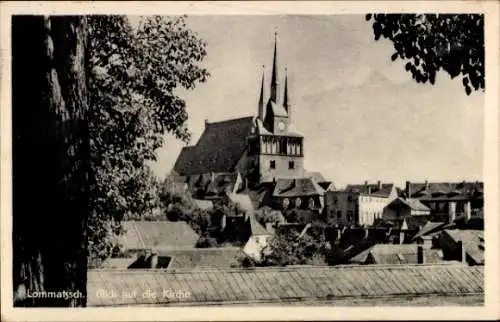 Ak Lommatzsch in Sachsen, Blick auf die Kirche,  Architektur, idyllische Landschaft