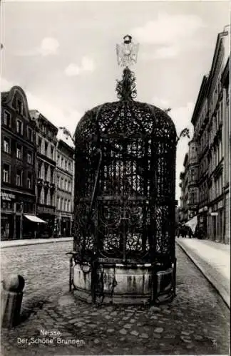 Ak Nysa Neisse Neiße Schlesien, Schöner Brunnen,  Architektur, Straßenansicht, schwarz-weiß Fotog