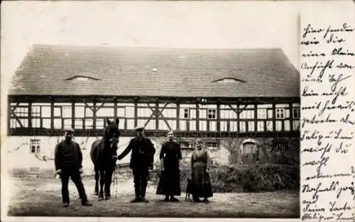Foto Ak Blankenstein an der Saale Rosenthal am Rennsteig, Fachwerkhaus, Familie mit Pferd