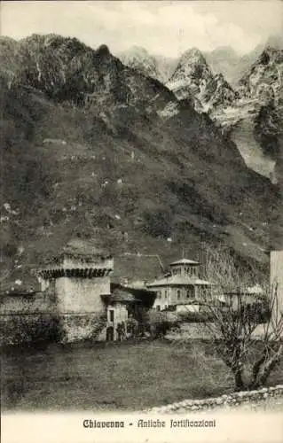 Ak Chiavenna Lombardia, Vorderansicht von  alte Festungen, Berge im Hintergrund