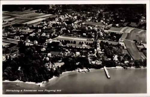 Ak Herrsching am Ammersee, Luftaufnahme von Herrsching, Ammersee, Wohngebiete, Wasser, Boote