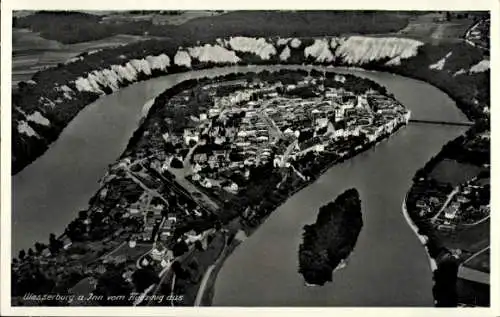 Ak Wasserburg am Inn Oberbayern, Luftaufnahme von  Fluss, Stadtansicht, Landschaft