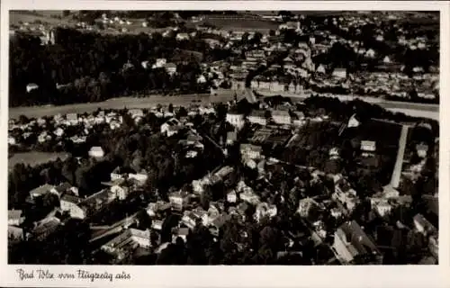 Ak Bad Tölz in Oberbayern, Luftansicht von  Fluss, Gebäude, Bäume