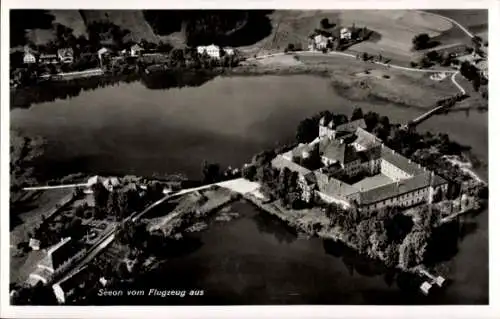 Ak Seeon Seebruck am Chiemsee Oberbayern, Luftaufnahme von  Wasserfläche, Landschaft, Architektur