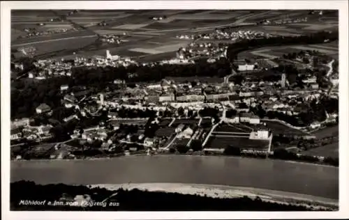 Ak Mühldorf am Inn Oberbayern, Luftaufnahme von Mühldorf a. Inn, Fluss und Landschaft im Hintergr