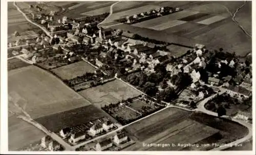Ak Stadtbergen bei Augsburg in Schwaben, Luftaufnahme von Stadtbergen, Wohngebiete, Felder, Straß