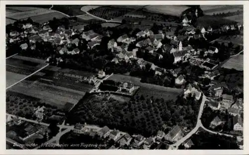Ak Laupheim in Oberschwaben, Aufnahme aus der Luft, Wald, Felder, Wohngebäude