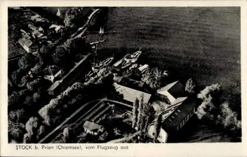 Ak Prien am Chiemsee Oberbayern, Luftaufnahme von Prien, Chiemsee, Boote, Grundstücke, Natur