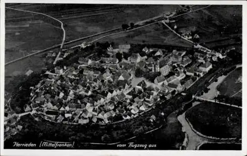 Ak Herrieden in Mittelfranken, Luftaufnahme von  mittelalterliche Gebäude, grüne Felder