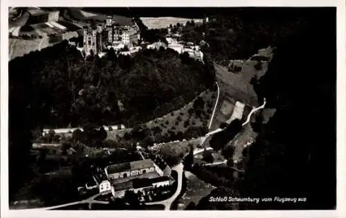 Ak Schaumburg Rinteln an der Weser, Luftaufnahme von Schloss  umgebende Landschaft, schwarz-weiß