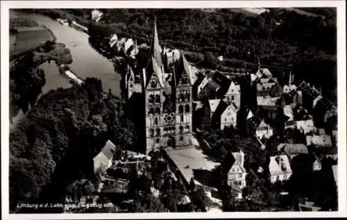 Ak Limburg an der Lahn, Luftaufnahme von Limburg, Lahn, Kirche, alte Gebäude, Fluss
