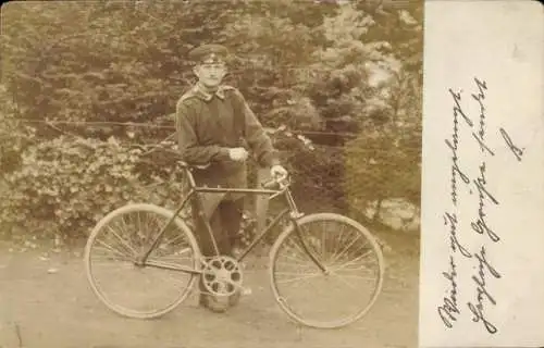 Foto Ak Deutscher Soldat in Uniform, Fahrrad