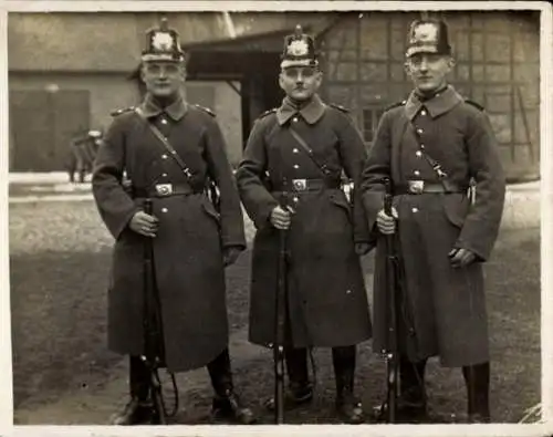 Foto Deutsche Soldaten in Uniformen, Gruppenfoto, Gewehr