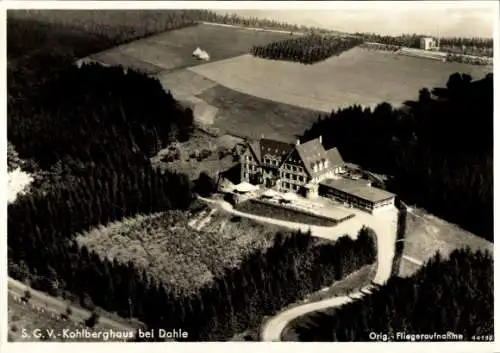 Ak Dahle Altena im Sauerland, S.G.V.-Kohlberghaus, Luftaufnahme, ländliche Region, Wald, Weidelan