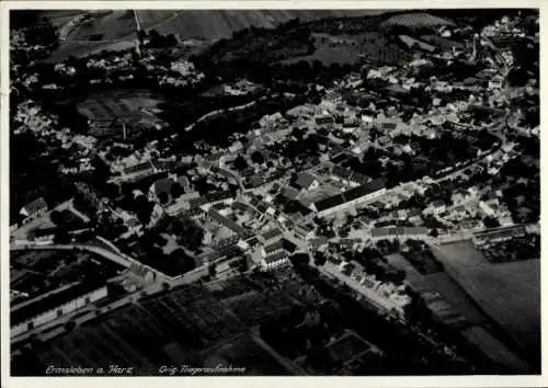 Ak Ermsleben Falkenstein Harz, Luftaufnahme von Ermsleben, Gebäude, Landschaft, Schwarz-Weiß