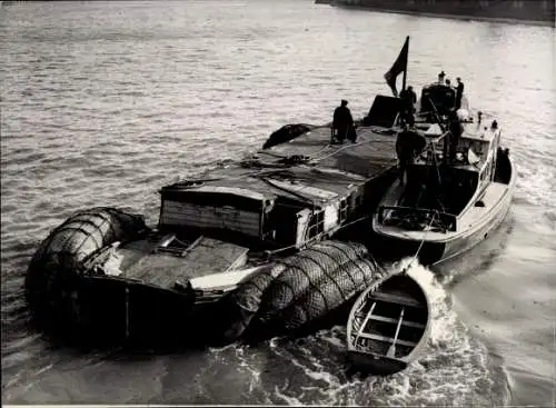 Foto Bergung eines gesunkenen Schiffes auf der Themse, Hebung mit Ballons, Februar 1950