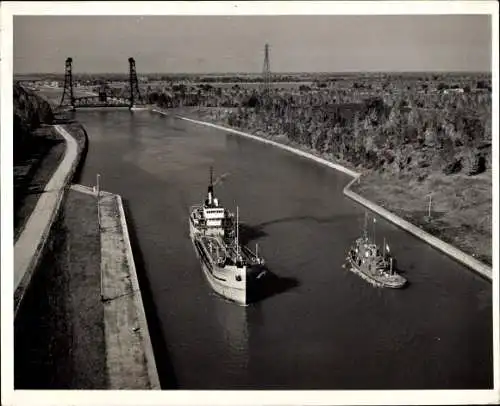 Foto Schiffe, Frachtschiffe, Brücke