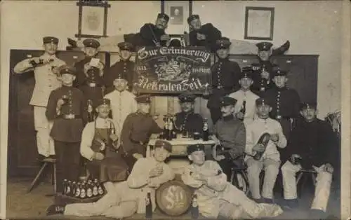 Foto Ak Bautzen, Deutsche Soldaten in Uniform, Rekrutenzeit, Gruppenbild, Bierflaschen und Gläser
