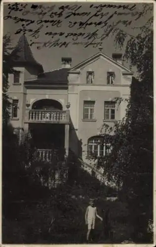 Foto Ak München, Villa Pettenkoferstraße 23, Kind im Garten