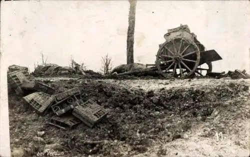 Foto Ak Verdun Meuse, Schlachtfeld, Volltreffer auf eine Munitionskolonne, 1. WK