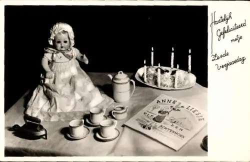 Ak Glückwunsch zum Geburtstag, Geburtstagstisch, Puppe, Kuchen, Puppengeschirr, Bügeleisen, Buch