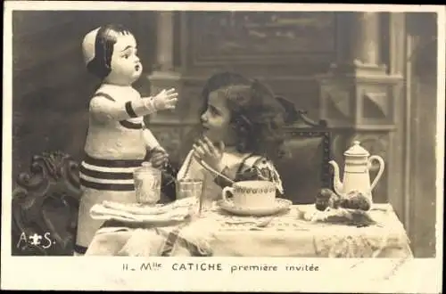 Ak Mademoiselle Catiche, Mädchen mit Puppe, gedeckter Tisch