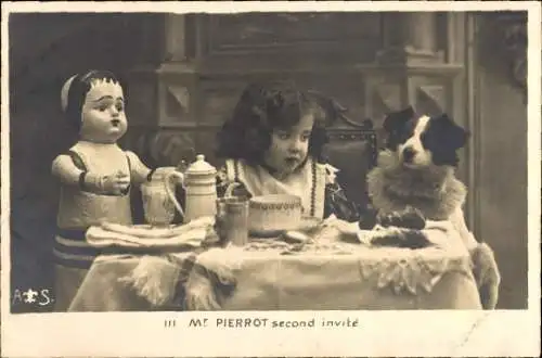 Ak Mr Pierrot, Mädchen mit Puppe und Hund, gedeckter Tisch