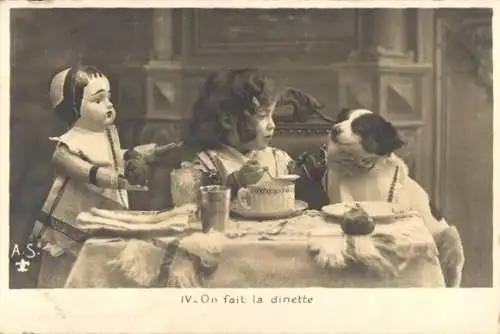 Ak Mädchen mit Puppe und Hund, gedeckter Tisch