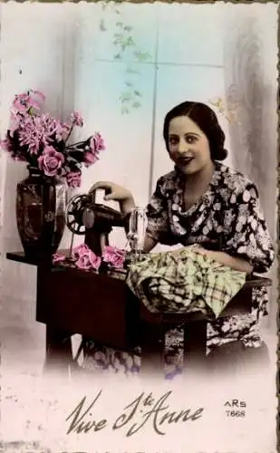 Ak Vive Sainte Anne, junge Frau mit Singer Nähmaschine, coloriert
