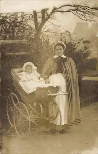 Foto Ak Frau, Baby im Kinderwagen, Spaziergang