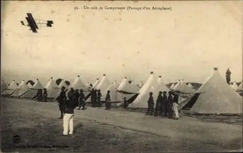 CPA Un coin de Campement, Passage d'un Aéroplane