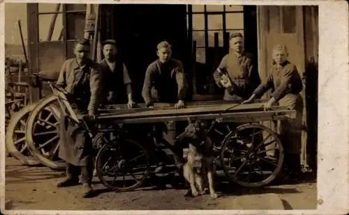Ak Bautzen in der Oberlausitz, Gruppe von fünf Männern mit einer Transporteinheit, Hund, histo...