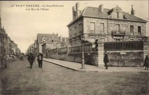 CPA Saint-Nazaire Loire Atlantique, La Sous-Préfecture et la Rue de l'Océan