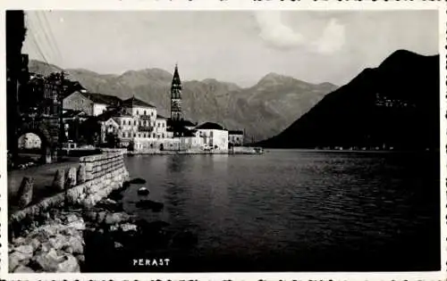 Ak Perast Perasto Montenegro, Schwarze und weiße Ansicht von  Berge, Wasser, Glockenturm