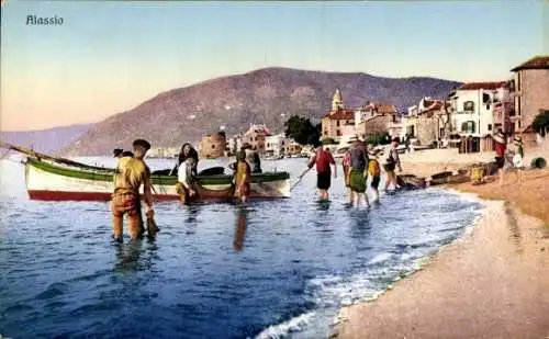 Ak Alassio Liguria, Strand, Boote, Menschen im Wasser, Häuser am Ufer, Berg im Hintergrund