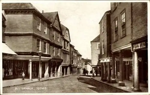 Ak Totnes Devon England, Butterwalk,   Architektur, Straßenansicht, Schwarz-Weiß-Foto