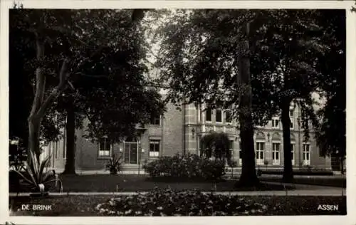 Ak Assen Drenthe Niederlande, Fassade eines Gebäudes, Bäume, Gartenanlage