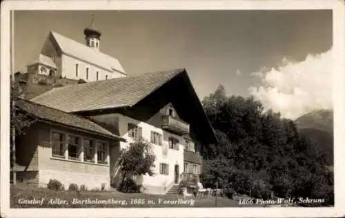 Ak Bartholomäberg Vorarlberg, Partie am Gasthof Adler, Kirche