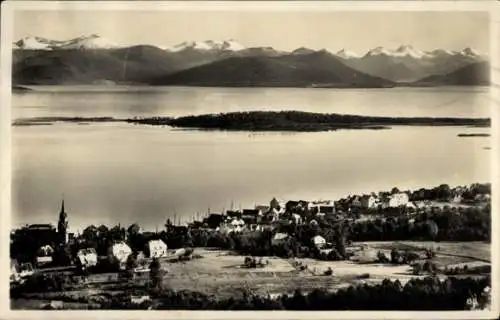 Ak Molde Norwegen, Schöne Panoramaansicht mit See, Bergen, Stadtansicht, n Gebäuden
