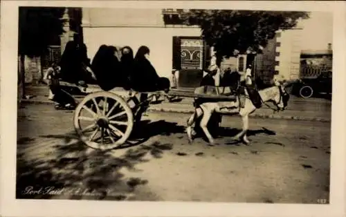 Ak Port Said Ägypten, Pferdewagen mit Personen, schwarze Umhänge, Straßenansicht,  Stimmung