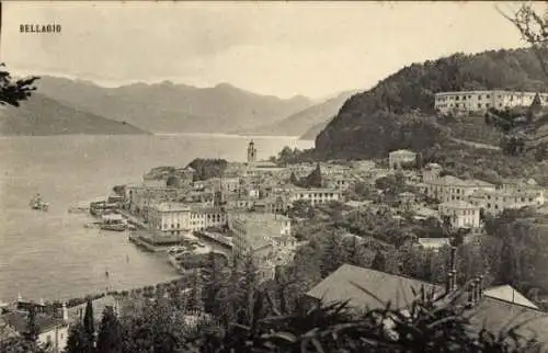 Ak Bellagio Lago di Como Lombardia, Stadtansicht  See, Berge,  Gebäude, Freizeitboote