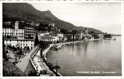 Ak Gardone Riviera Lago di Garda Lombardia, Panorama von  Sicht auf den See, umliegende Berge, Ge