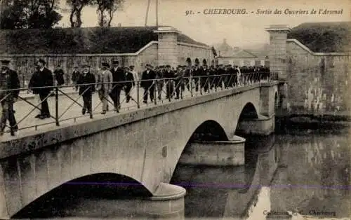 Ak Cherbourg en Cotentin Manche, Arbeiter des Arsenal gehen über Brücke,  Szenerie