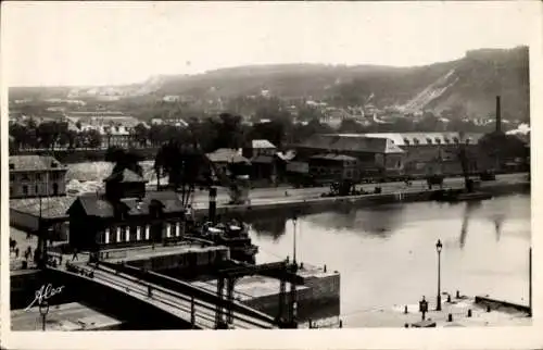 Ak Cherbourg en Cotentin Manche, Panorama über den Hafen, Wasser, Gebäude, Berge, Stadtansicht